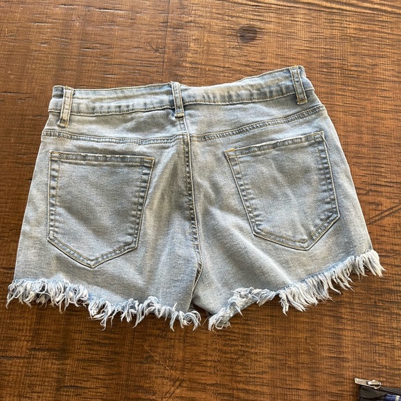 Light wash fringe jean shorts - Picture 8 of 8